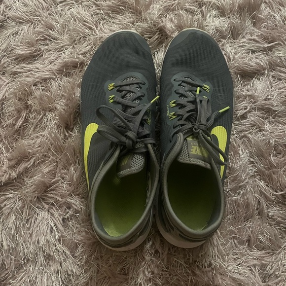 Nike women’s gym shoes size 9 - Picture 2 of 5